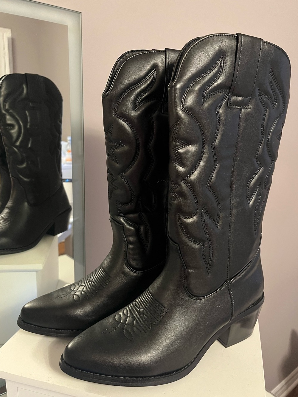 Classic Women's Black Western Boots - Sleek Cowboy Style